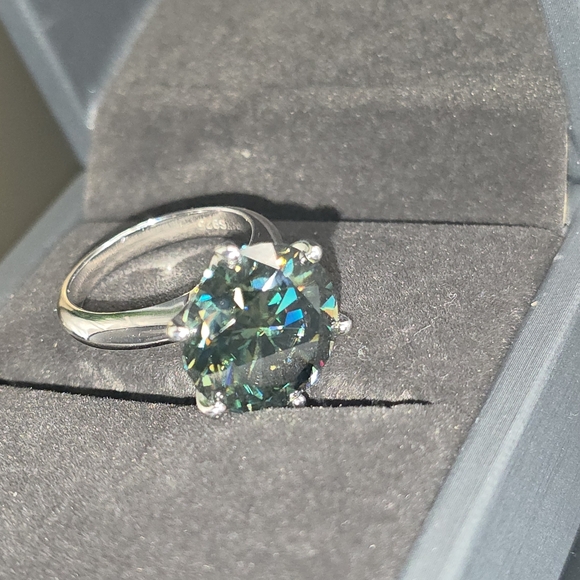 10 Carat Green Moissanite Diamond. 925 Sterling Silver Ring. Platinum Plated. - Picture 3 of 13